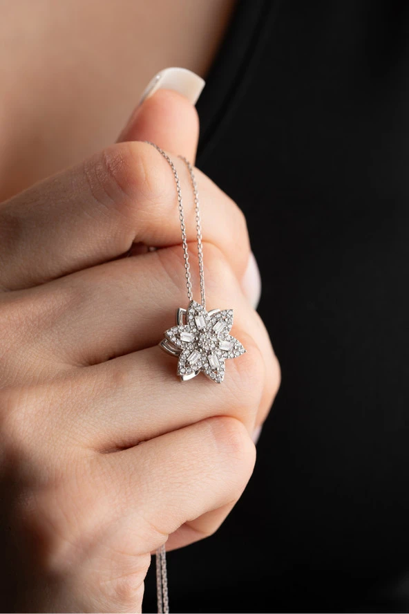 925 Ayar Gümüş Baget Taşlı Dönen 6 Yapraklı Çiçek Kolye ürün görseli