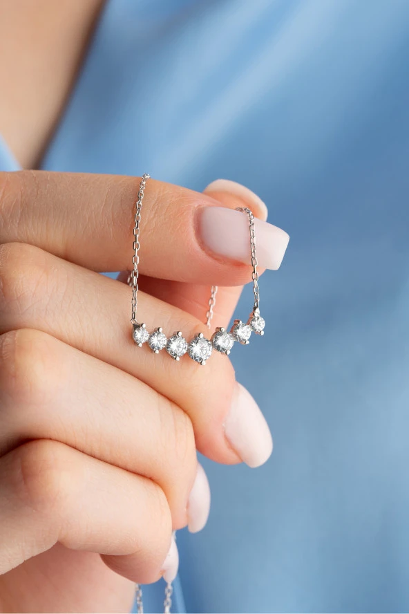 925 Ayar Gümüş Rodyum Kaplama Sıralı 7 Zirkon Taşlı Tasarım Kolye ürün görseli