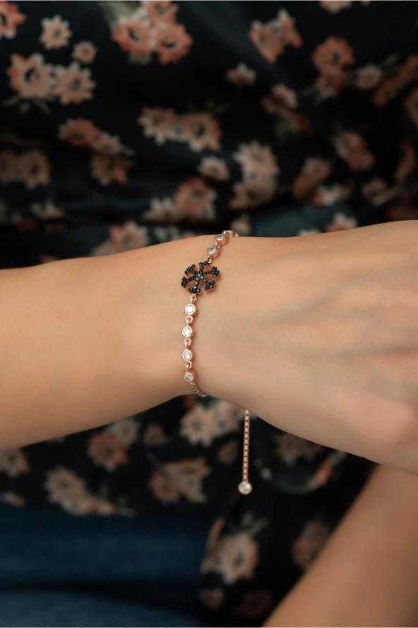 925 Ayar Gümüş Asansörlü Siyah Kartanesi Kadın Gümüş Bileklik ürün görseli