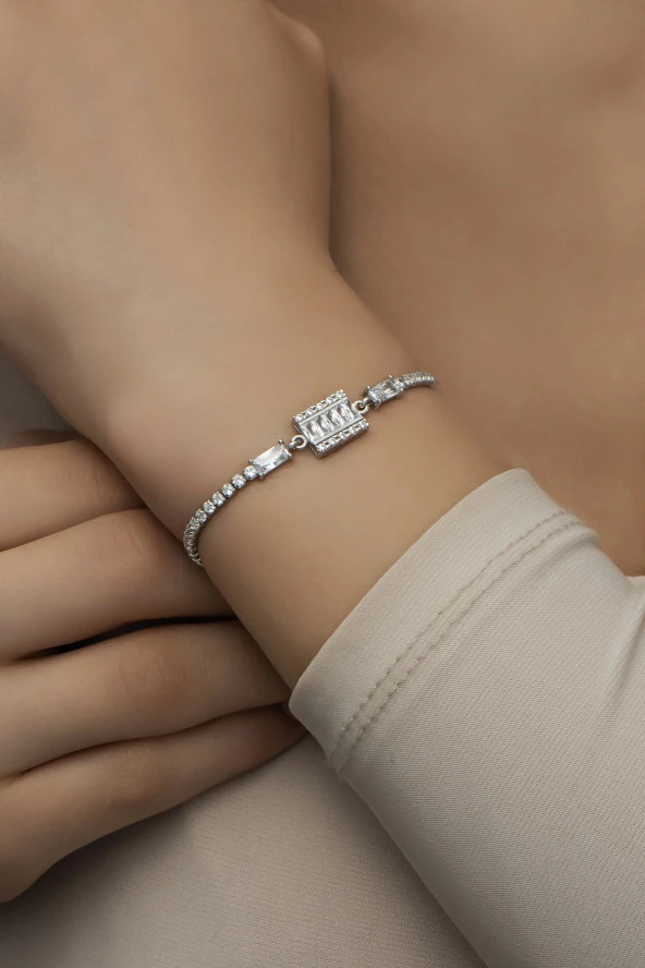 925 Ayar Gümüş Rodyumlu Suyolu Baget Taşlı Bileklik ürün görseli