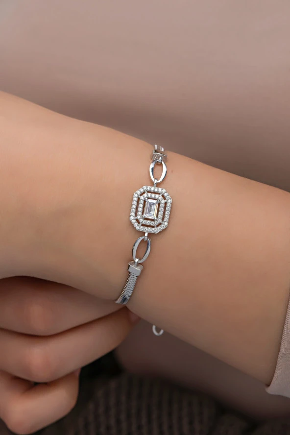 925 Ayar Gümüş Rodyum Kaplama Balık Sırtı Zincirli Çerçeveli Tektaş Bileklik ürün görseli