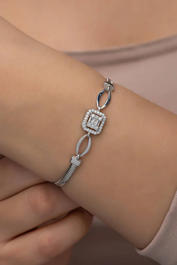 925 Ayar Gümüş Rodyum Kaplama Balık Sırtı Zincirli Baget Taşlı Tektaş Bileklik ürün görseli