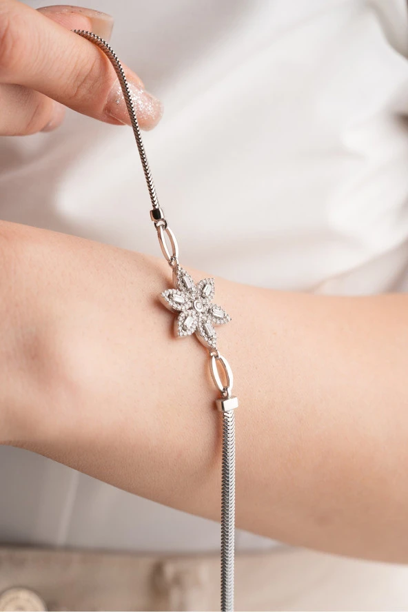 925 Ayar Gümüş Rodyumlu Balık Sırtı Model Zincirli 6 Yapraklı Çiçek  Bileklik ürün görseli