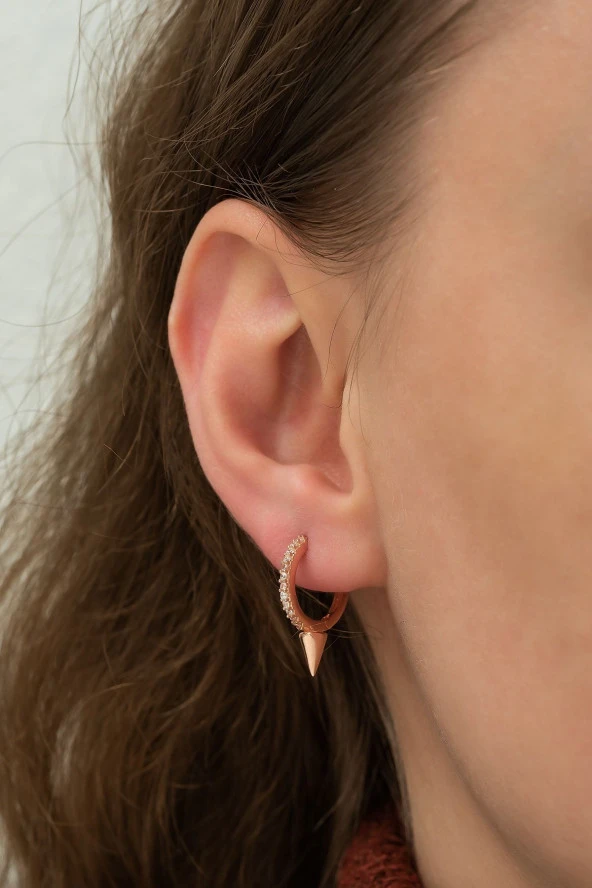 925 Ayar Zirkon Taşlı Sivri Tasarım Küpe Kadın Gümüş Küpe ürün görseli