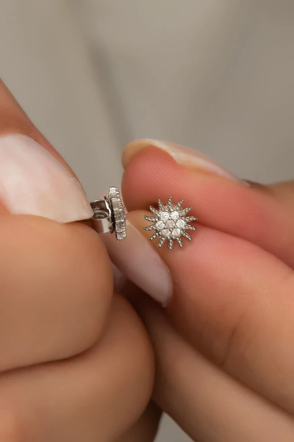 925 Ayar Gümüş Minik Zirkon Taşlı Güneş Küpe ürün görseli