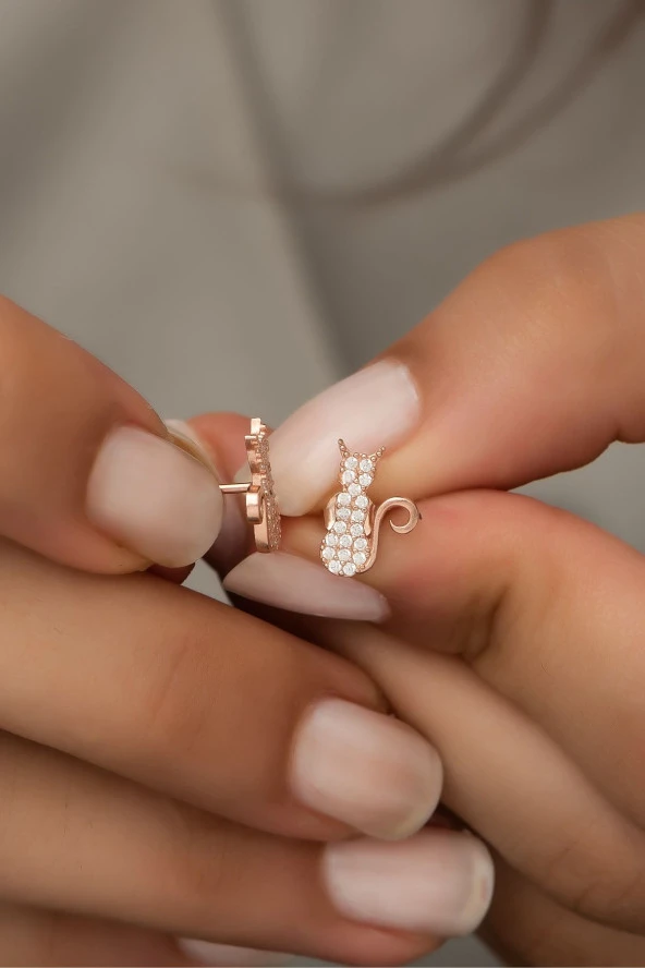 925 Ayar Gümüş Rose Minik Kedi Küpe ürün görseli