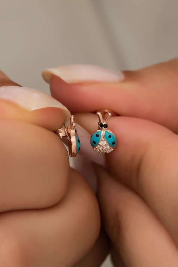 925 Ayar Gümüş Minik Turkuaz Uğur Böceği Küpe ürün görseli