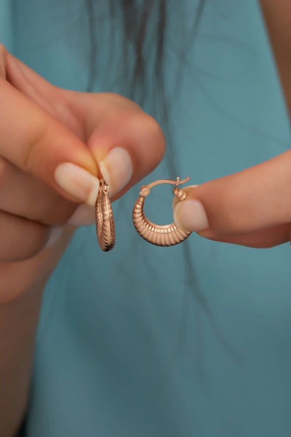 925 Ayar Gümüş Rose Çizgili Şarnel Küpe ürün görseli