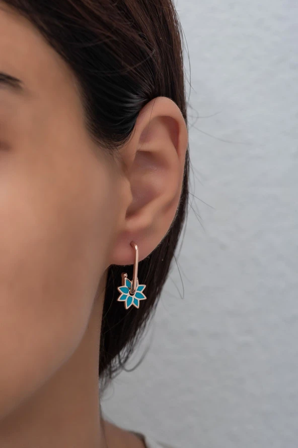 925 Ayar Gümüş Turkuaz Mineli Rüzgar Gülü Küpe ürün görseli