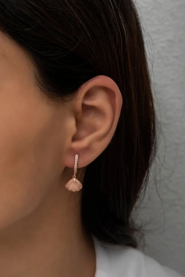 925 Ayar Gümüş Sallantılı İstiridye Küpe ürün görseli