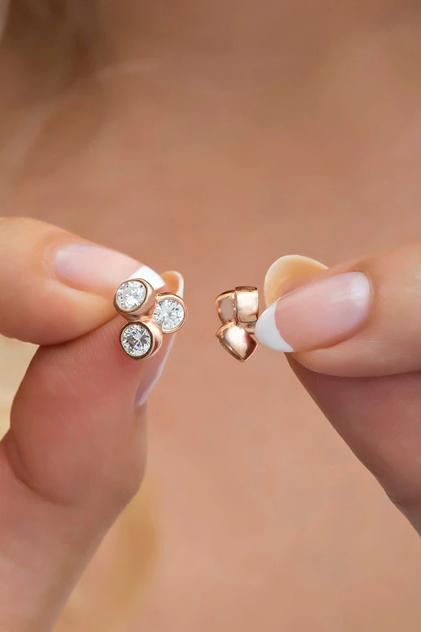 925 Ayar Gümüş Pırlanta Model 3 Taşlı Tria Küpe ürün görseli