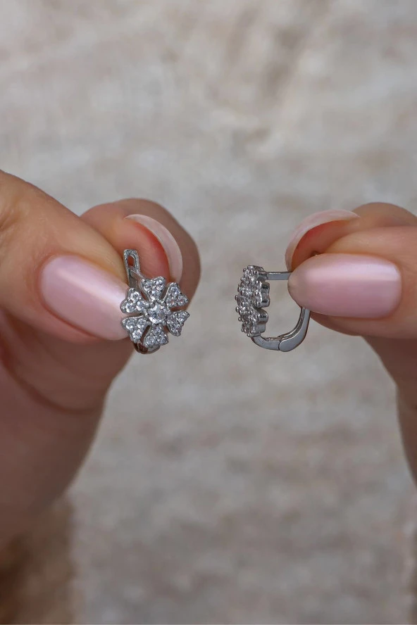 925 Ayar Gümüş Rodyumlu 6 Yapraklı Çiçek Küpe ürün görseli