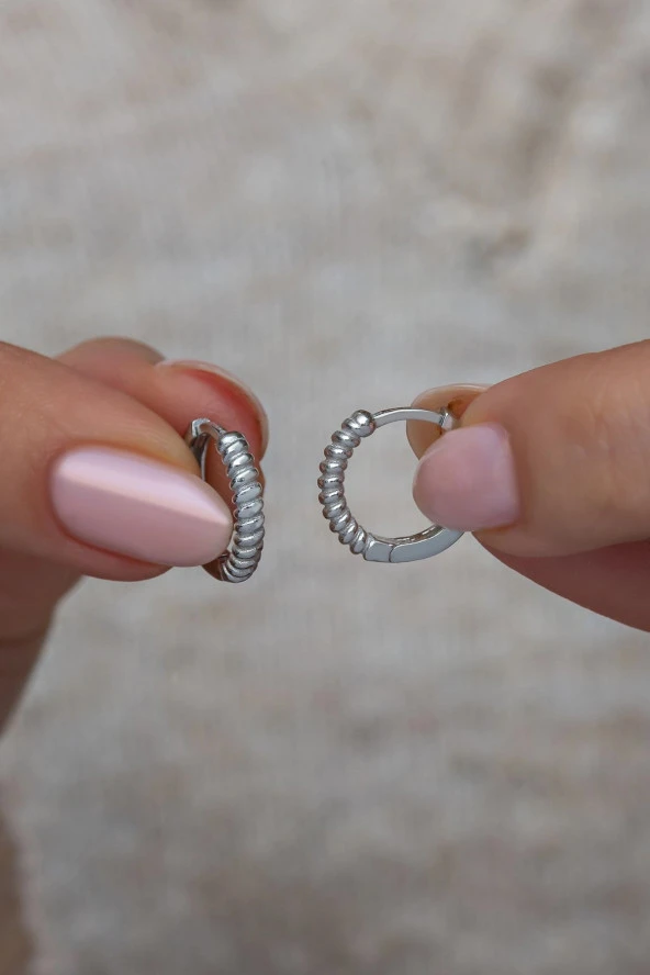 925 Ayar Gümüş 10 mm Rodyumlu Taşsız Desenli Halka Küpe ürün görseli