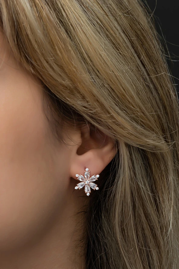 925 Ayar Gümüş Beyaz Taşlı Kamelya Çiçeği Küpe ürün görseli