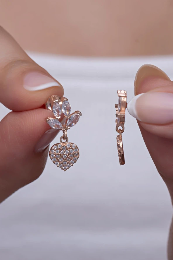 925 Ayar Gümüş  Mekik Zirkon Taşlı Sallantılı Kalp Model Küpe ürün görseli