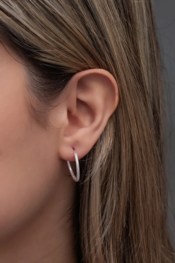 925 Ayar Gümüş Dalgalı Çizgili Tasarım 16 mm Halka Küpe ürün görseli