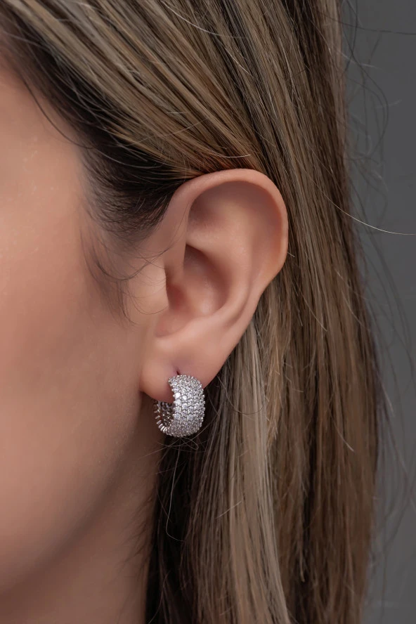 925 Ayar Gümüş Rodyum 5 Sıra Beyaz Taşlı Yarım Tur Küpe - Resim 2