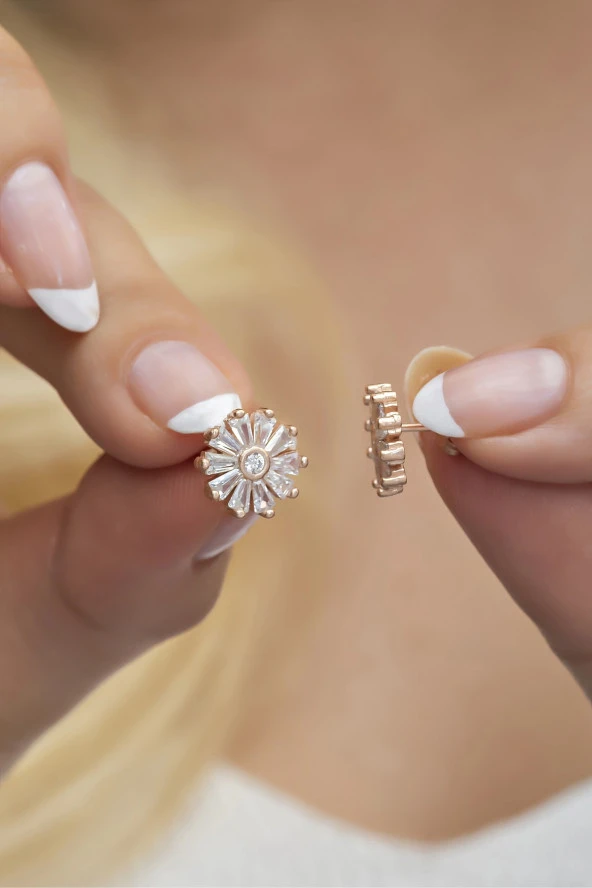 925 Ayar Gümüş Beyaz Zirkon Baget Taşlı Kır Çiçeği Küpe ürün görseli