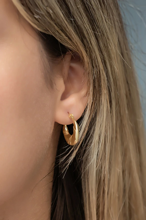 925 Ayar Gümüş Gold Kaplama Taşsız Çizgili Şarnel Küpe - Resim 2