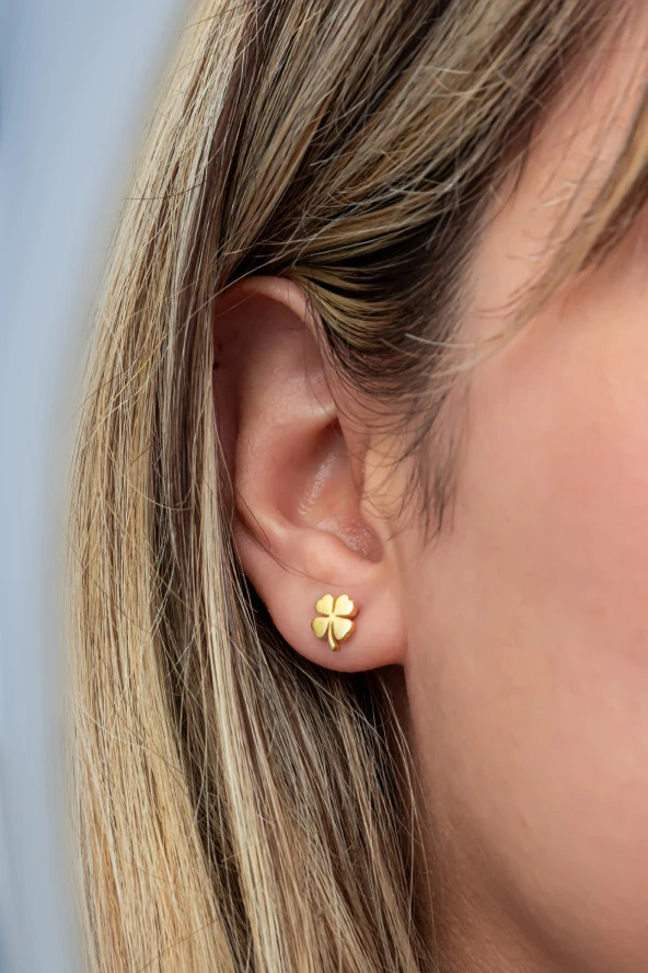 925 Ayar Gümüş Minimal Gold Kaplama Yonca Küpe ürün görseli