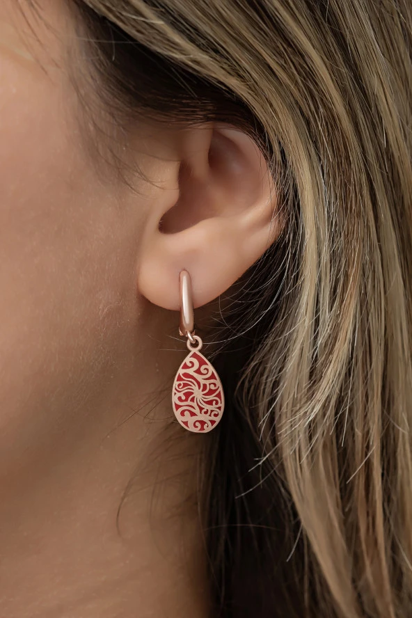 925 Ayar Gümüş Rose Kaplama Desenli Kırmızı Lazer Mineli  Küpe - Resim 2