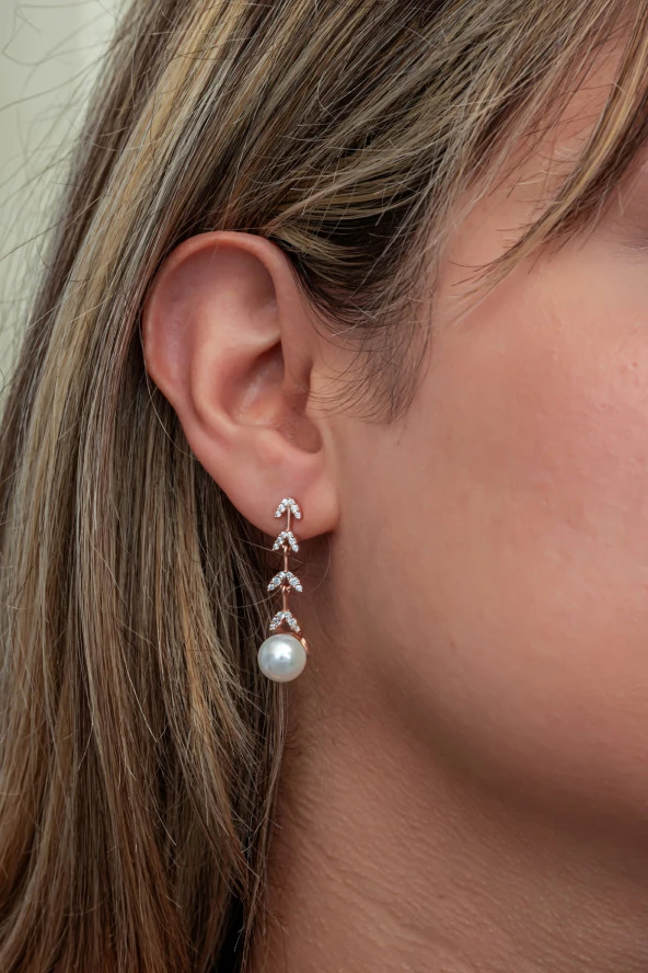 925 Ayar Gümüş Rose Kaplama Sallantılı İncili Küpe - Resim 2