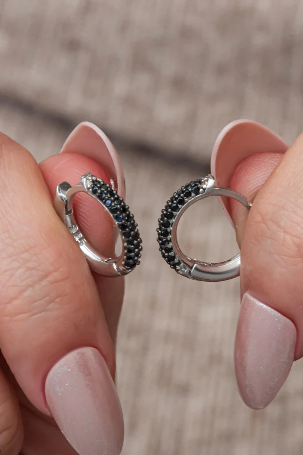 925 Ayar Gümüş Rodyum Kaplama Siyah Taşlı 15 mm Halka Küpe ürün görseli