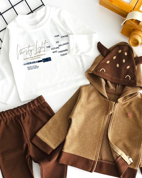 Neşeli Bebekler Kapüşonlu Hırkalı Armalı İki İp Kumaş Üçlü Takım Kahverengi - Resim 4