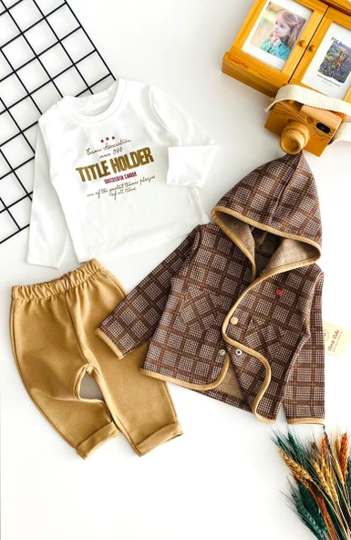 Neşeli Bebekler Kapüşonlu Önden Cepli Çıtçıtlı Hırkalı İki İp Kumaş Üçlü Takım Kahverengi - Resim 3