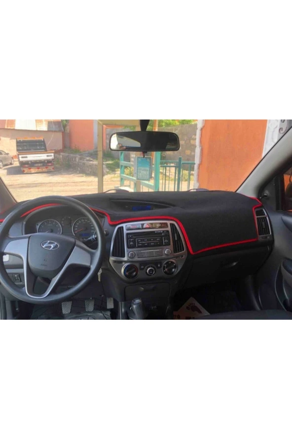 Hyundai I20 2008-2014 Modelleri Için Uygun Torpido Koruma Halısı Siyah Kenar Renk Kırmızı