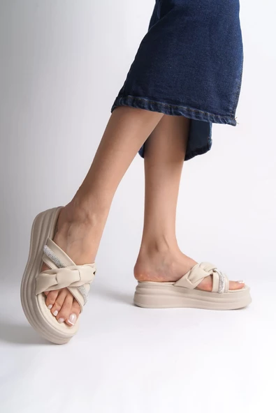 CLARA Düz Topuklu Kurdele Desenli Taşlı Kalın ve Ortopedik Taban Kadın Terlik KT Krem - 2