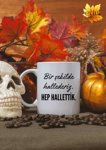 Bir Şekilde Hallederiz Hep Hallettik Yazılı Eğlenceli Özel Tasarım Renkli Baskılı Kupa Bardak