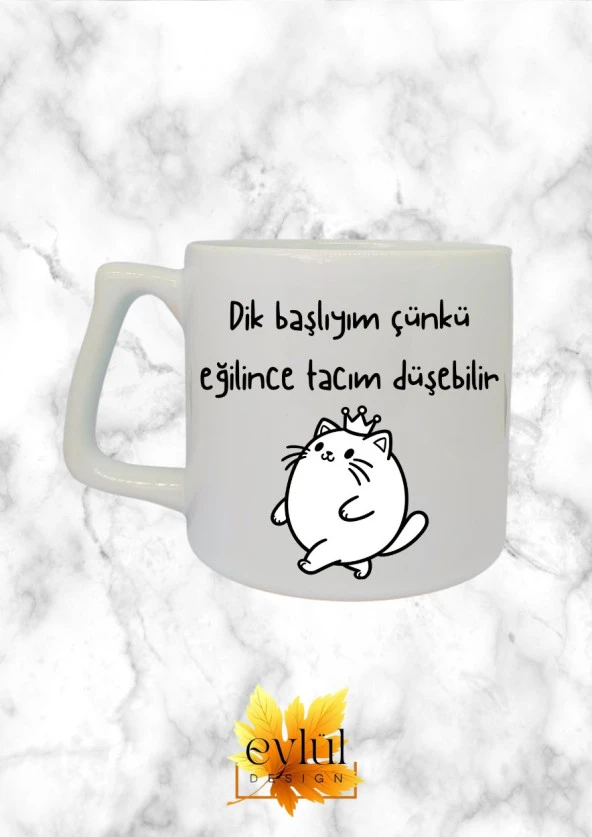 Dik Başlıyım Çünkü Eğilince Tacım Düşebilir Eğlenceli Özel Tasarım Baskılı Lüks Seramik Kupa Bardak ürün görseli
