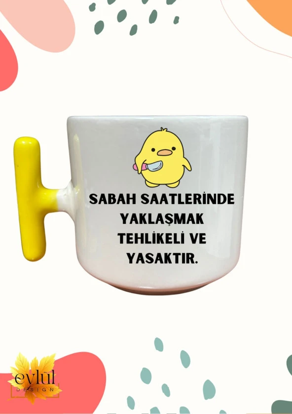 Sarı Renk Saplı Bıçak Tutan Civciv Eğlenceli Krem Renk T Saplı Özel Tasarım Baskılı Kupa Bardak