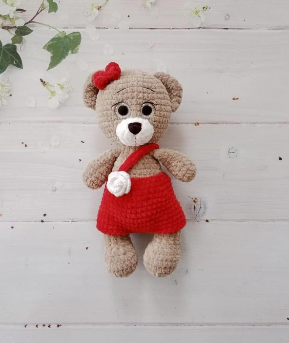 Kırmızı Tulumlu Sevimli Ayıcık Amigurumi Organik Oyuncak - 1