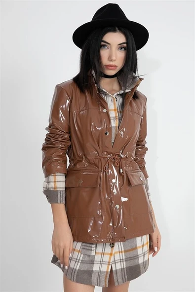 Su Geçirmez Kadın Rugan Yağmurluk - Taba - Resim 5