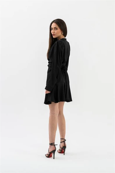 Kruvaze Yaka Metal Tokalı Saten Elbise - Siyah - Resim 5