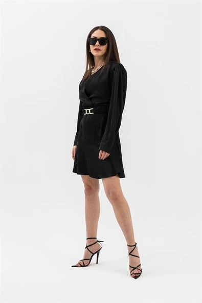 Kruvaze Yaka Metal Tokalı Saten Elbise - Siyah - Resim 4