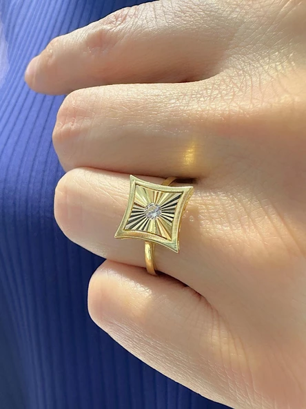 Özel Tasarım Modern Stil Prizma Kalemli 8 Ayar Altın Yüzük ürün görseli