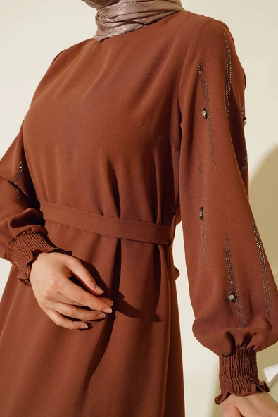 Kolu Taş Süslemeli Kuşaklı Elbise Taba - Resim 4