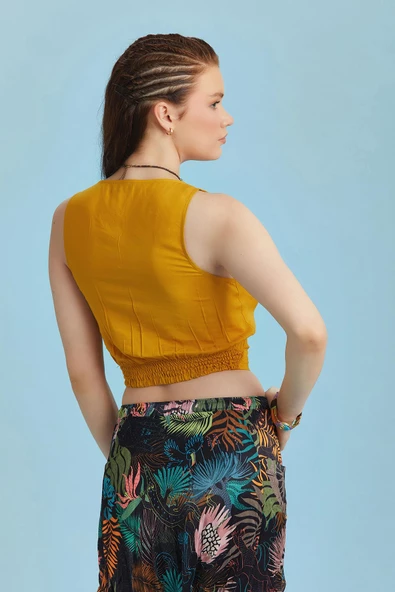 Lastikli Kolsuz Degaje Yaka Sarı Şık Crop Bluz - 4