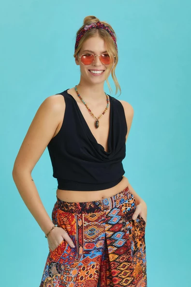 Lastikli Kolsuz Degaje Yaka Siyah Şık Crop Bluz - 2