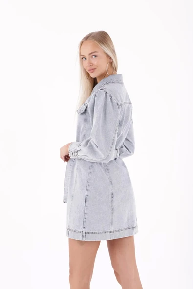 Önü Dekoratif Cepli ve Kuşaklı Balon Kol Düğmeli Kadın Kısa Kot Elbise KarYıkama Açık Mavi YazBahar - 2