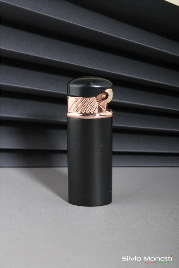 Silvio Monetti Siyah Kapaklı Özel Tasarım Gazlı Çakmak 24CSM831TR01 ürün görseli 1