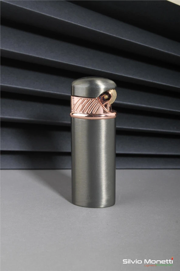 Silvio Monetti Gri Kapaklı Özel Tasarım Gazlı Çakmak 24CSM831TR03 ürün görseli 1