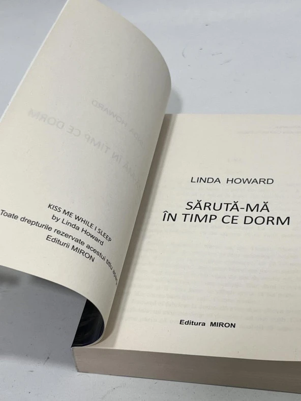 Saruta-Ma in Timp Ce Dorm - Linda Howard Kitap (Romence) - 3