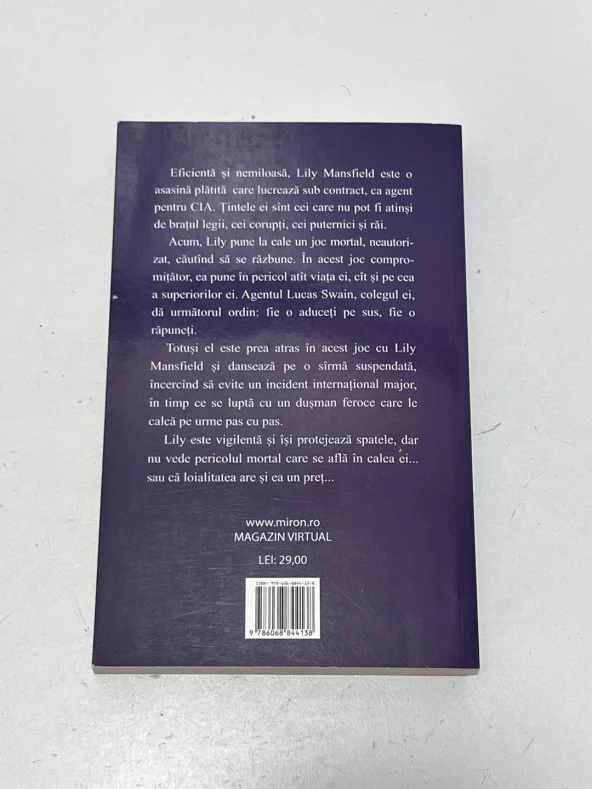 Saruta-Ma in Timp Ce Dorm - Linda Howard Kitap (Romence) - 4