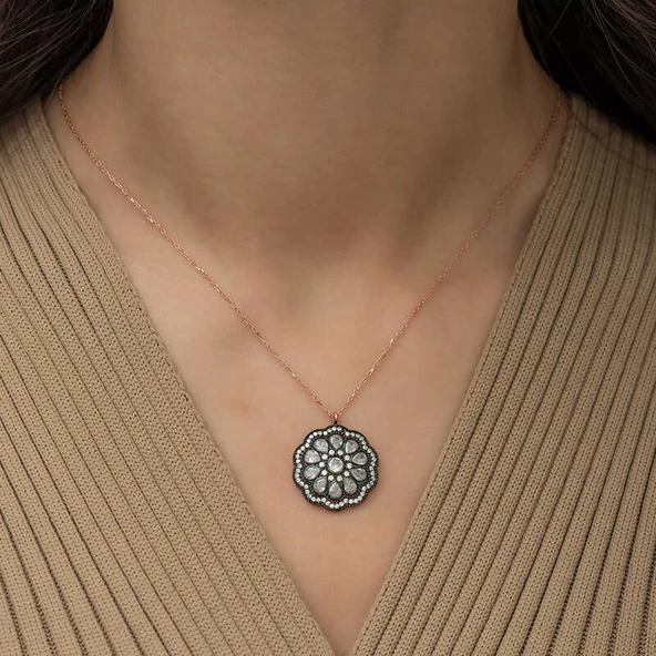 Gümüş Çiçek Desenli Elmas Montür Kolye - Resim 2