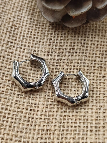 Dalgalı Yuvarlak Halka Küpe Beyaz Renk