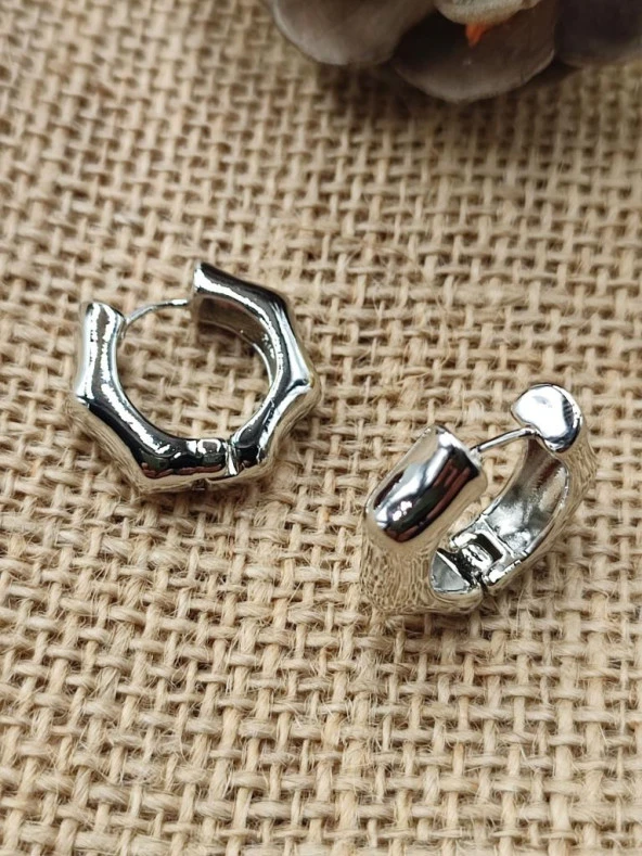 Dalgalı Yuvarlak Halka Küpe Beyaz Renk - 3